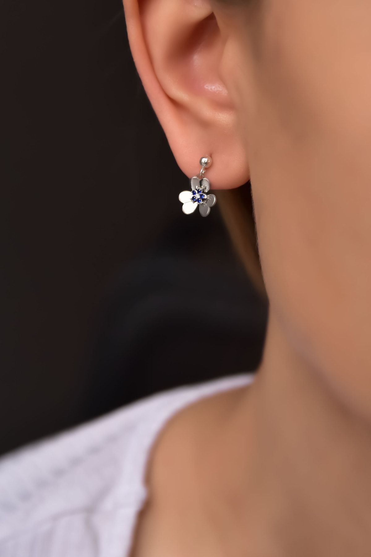 925 Ayar Gümüş Rodyum Kaplama Hediyeli Lacivert Çiçek Taşlı Frezya Çiçeği Küpe