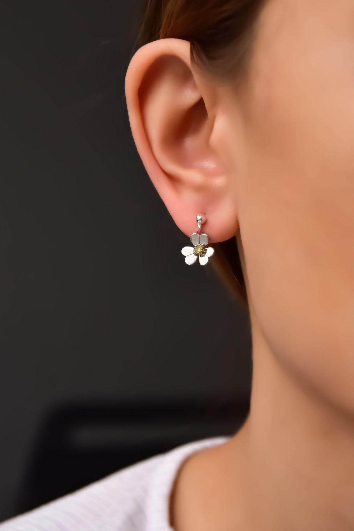 925 Ayar Gümüş Rodyum Kaplama Hediyeli Olive Taşlı Frezya Çiçeği Küpe