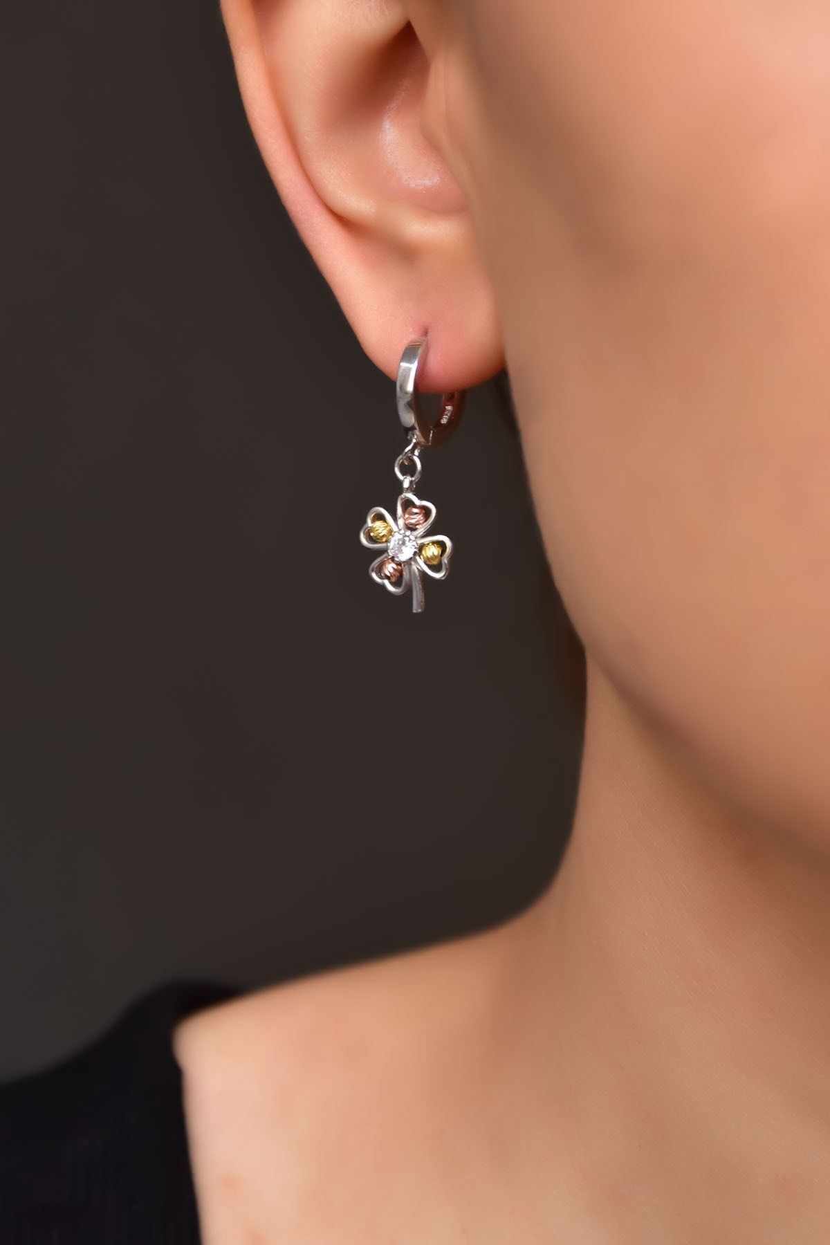 925 Ayar Gümüş Rodyum Kaplama Iki Renkli Dorika Toplu Yonca Halka Küpe