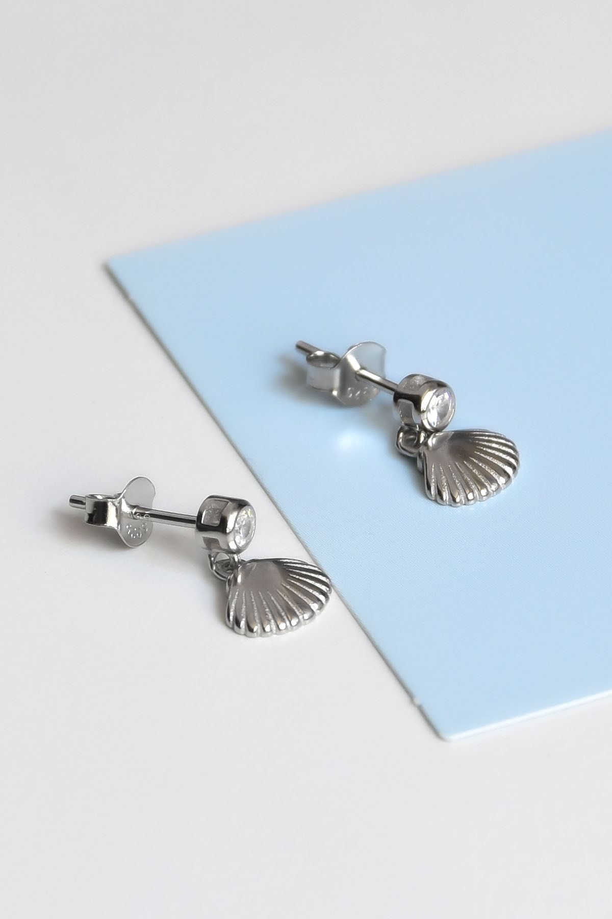 925 Ayar Gümüş Rodyum Kaplama Istiridye Sallantılı Tektaş Çivili Küpe