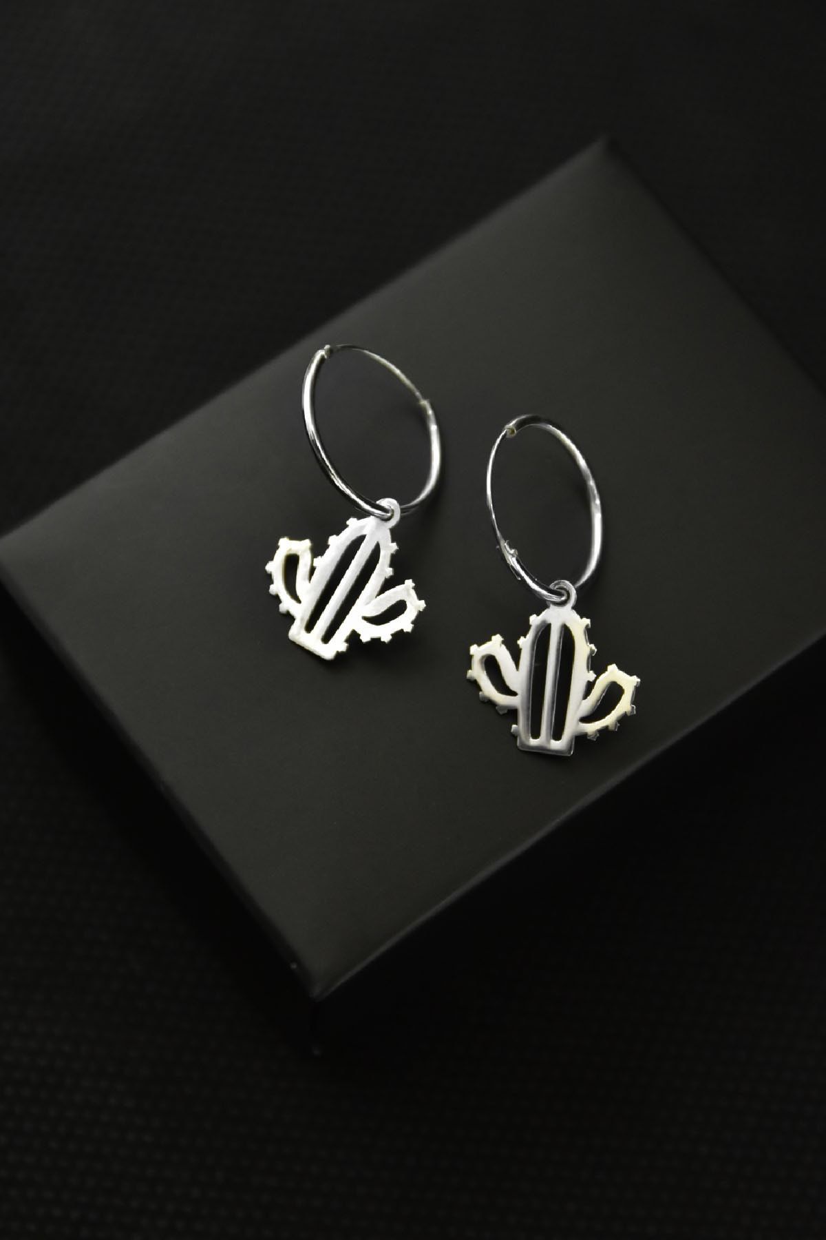 925 Ayar Gümüş Rodyum Kaplama Kaktüs Figürlü Halka Küpe