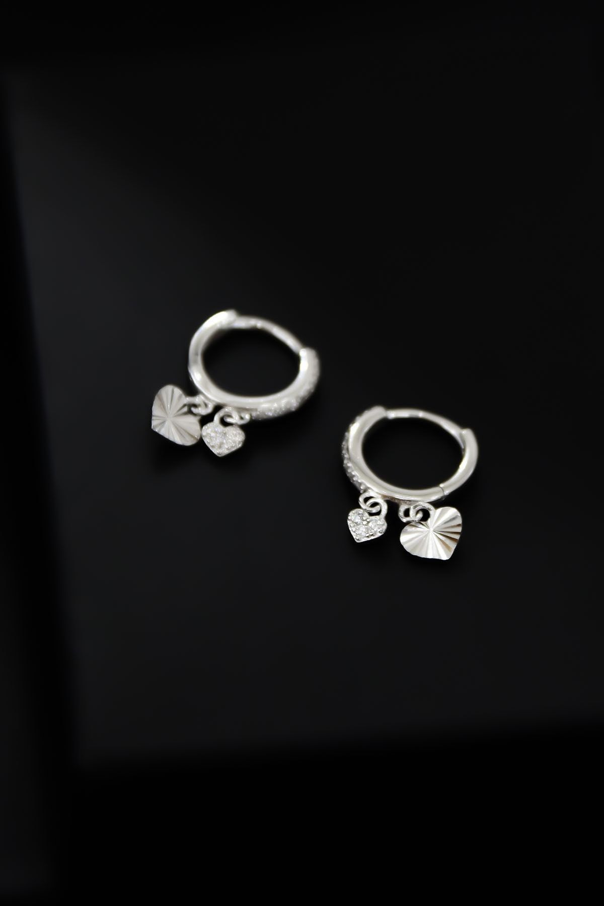 925 Ayar Gümüş Rodyum Kaplama Kalp Figürlü Halka Kadın Küpe