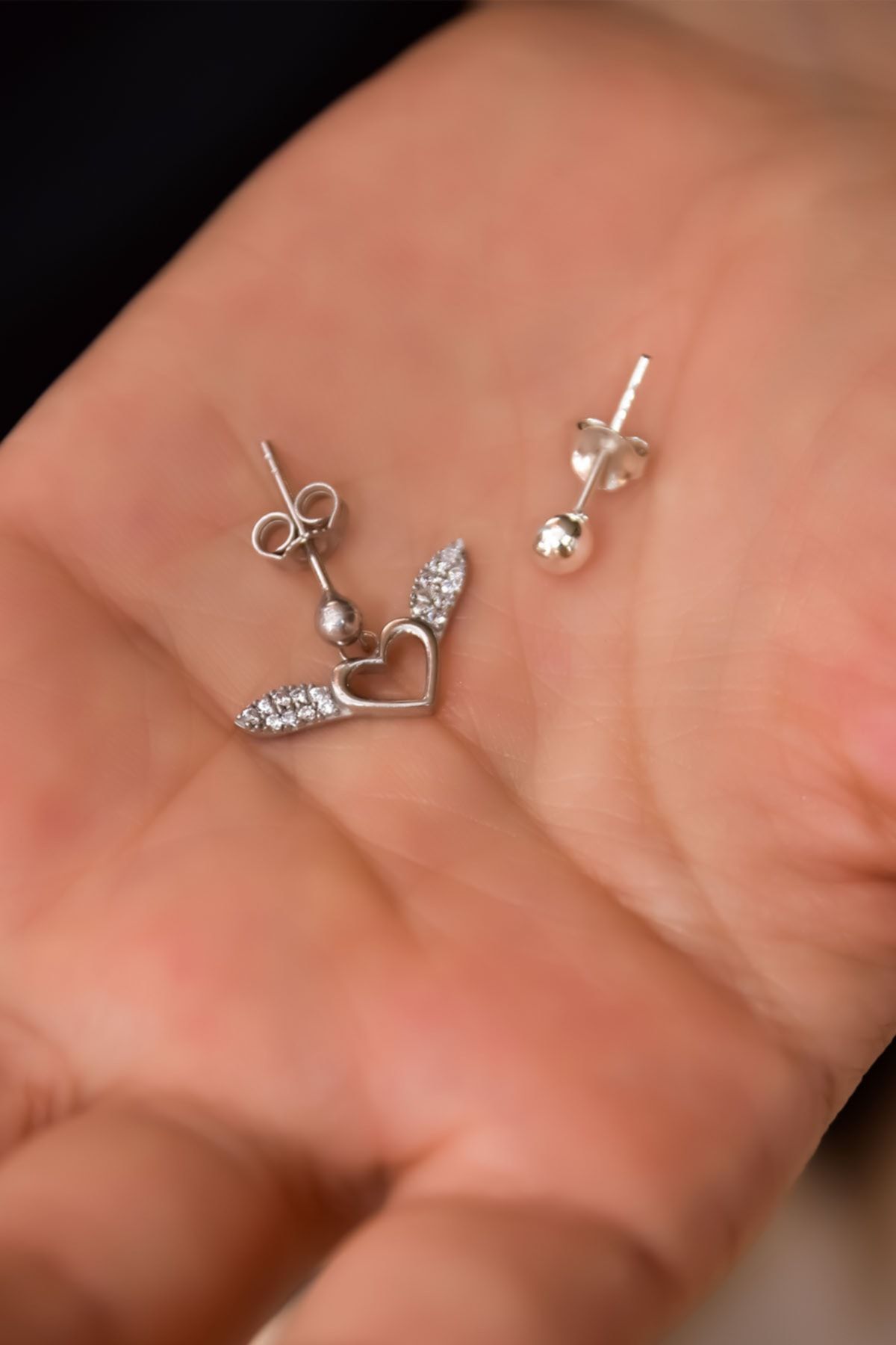 925 Ayar Gümüş Rodyum Kaplama Kalp Kanat Çivili Ve Çivili Top Küpe