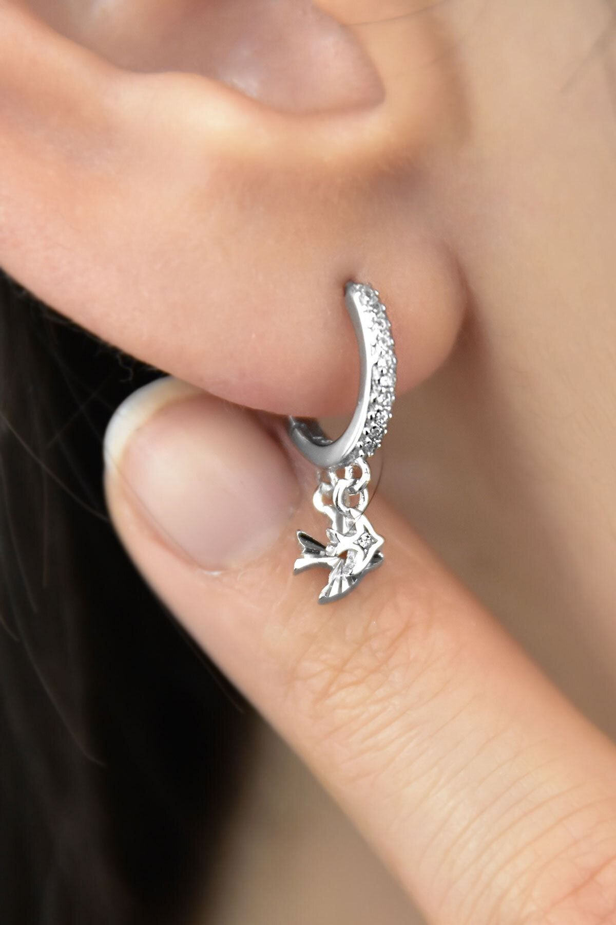 925 Ayar Gümüş Rodyum Kaplama Kırlangıç Figürlü Halka Kadın Küpe