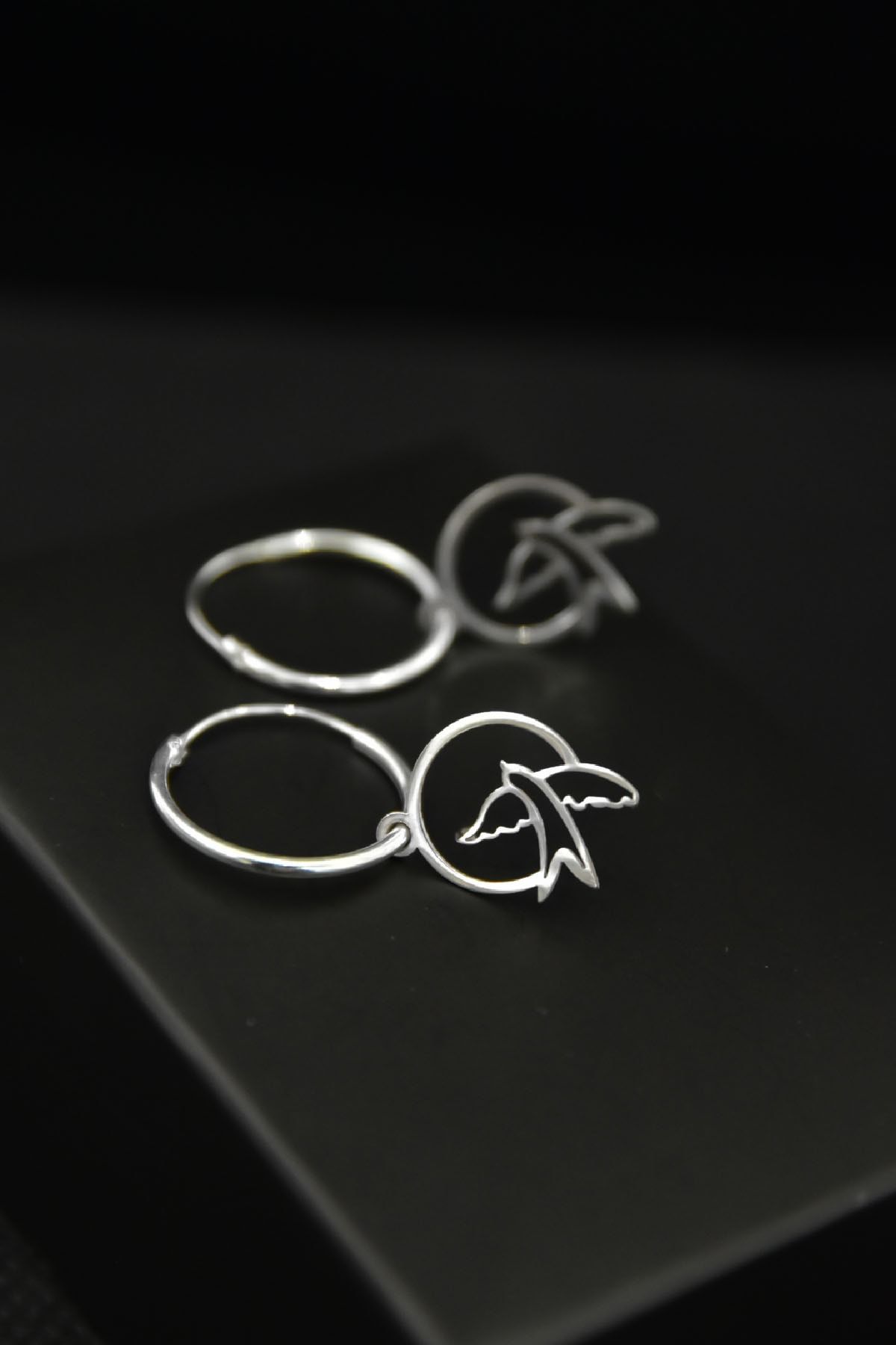 925 Ayar Gümüş Rodyum Kaplama Kırlangıç Figürlü Halka Küpe