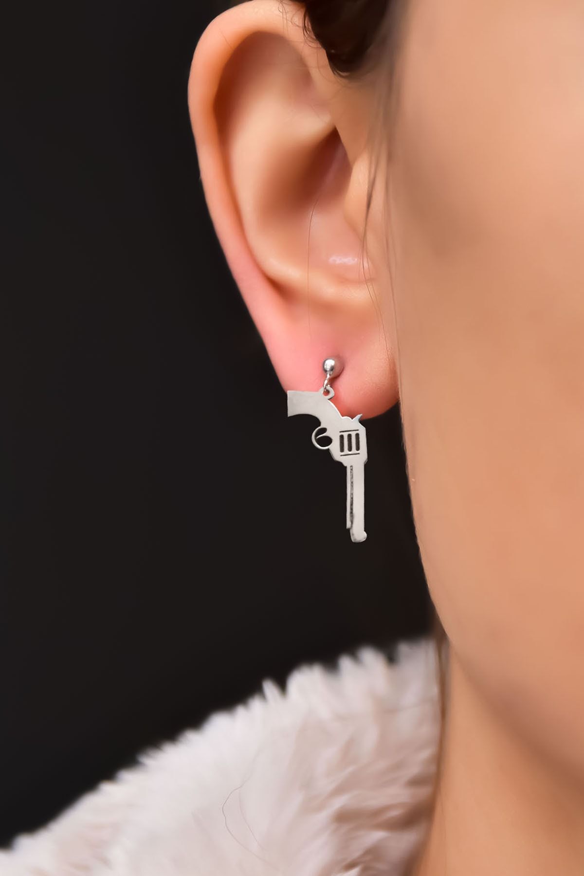 925 Ayar Gümüş Rodyum Kaplama Kovboy Red Kit Silahı Tabanca Figürlü Çivili Küpe