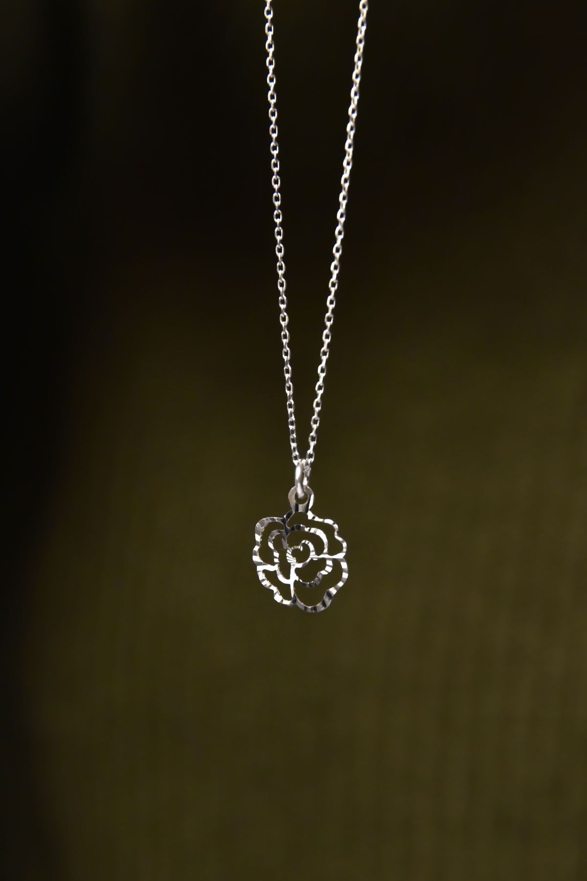 925 Ayar Gümüş Rodyum Kaplama Kristal Kesim Gül Kadın Kolye