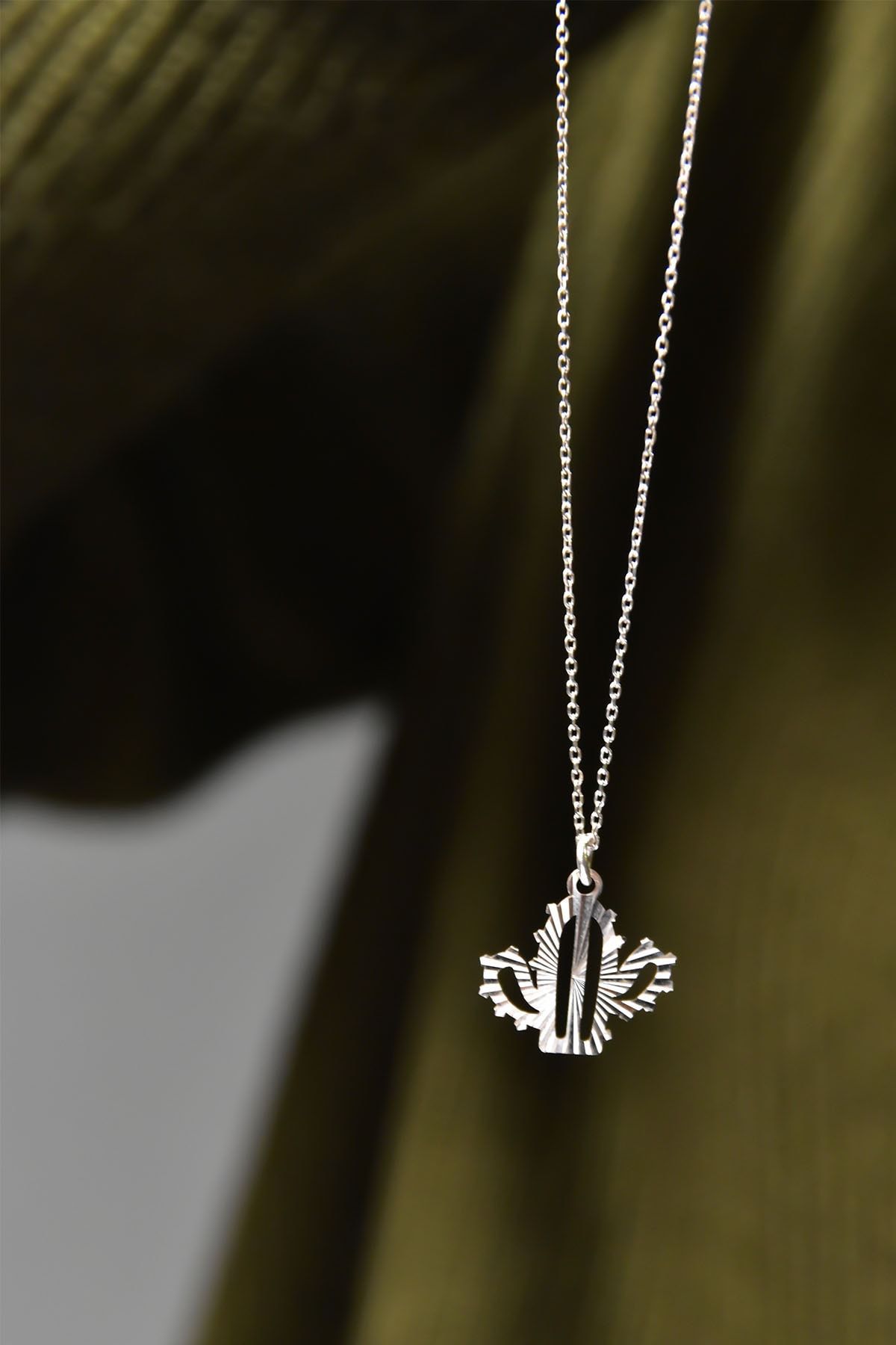 925 Ayar Gümüş Rodyum Kaplama Kristal Kesim Kaktüs Kadın Kolye