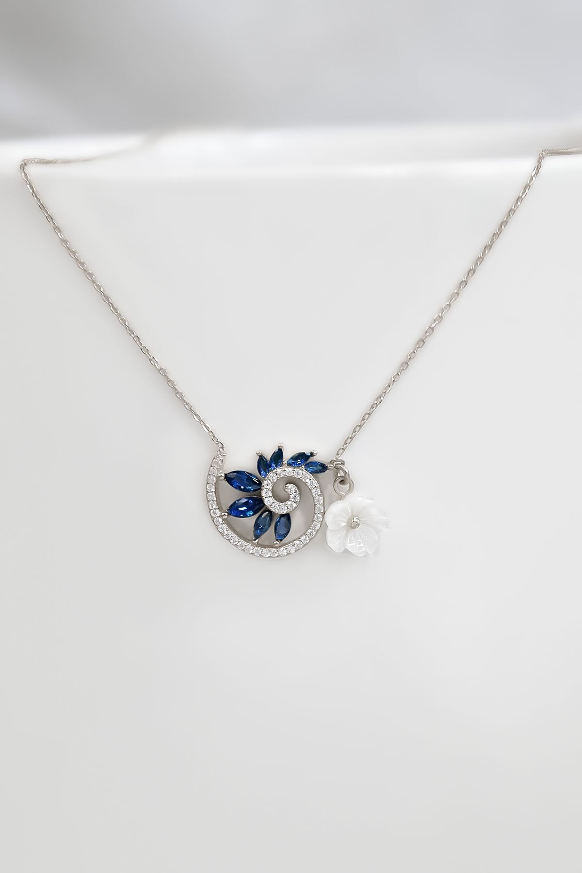 925 Ayar Gümüş Rodyum Kaplama Lacivert Taşlı Tasarım Sedef Manolya Çiçeği Kolye