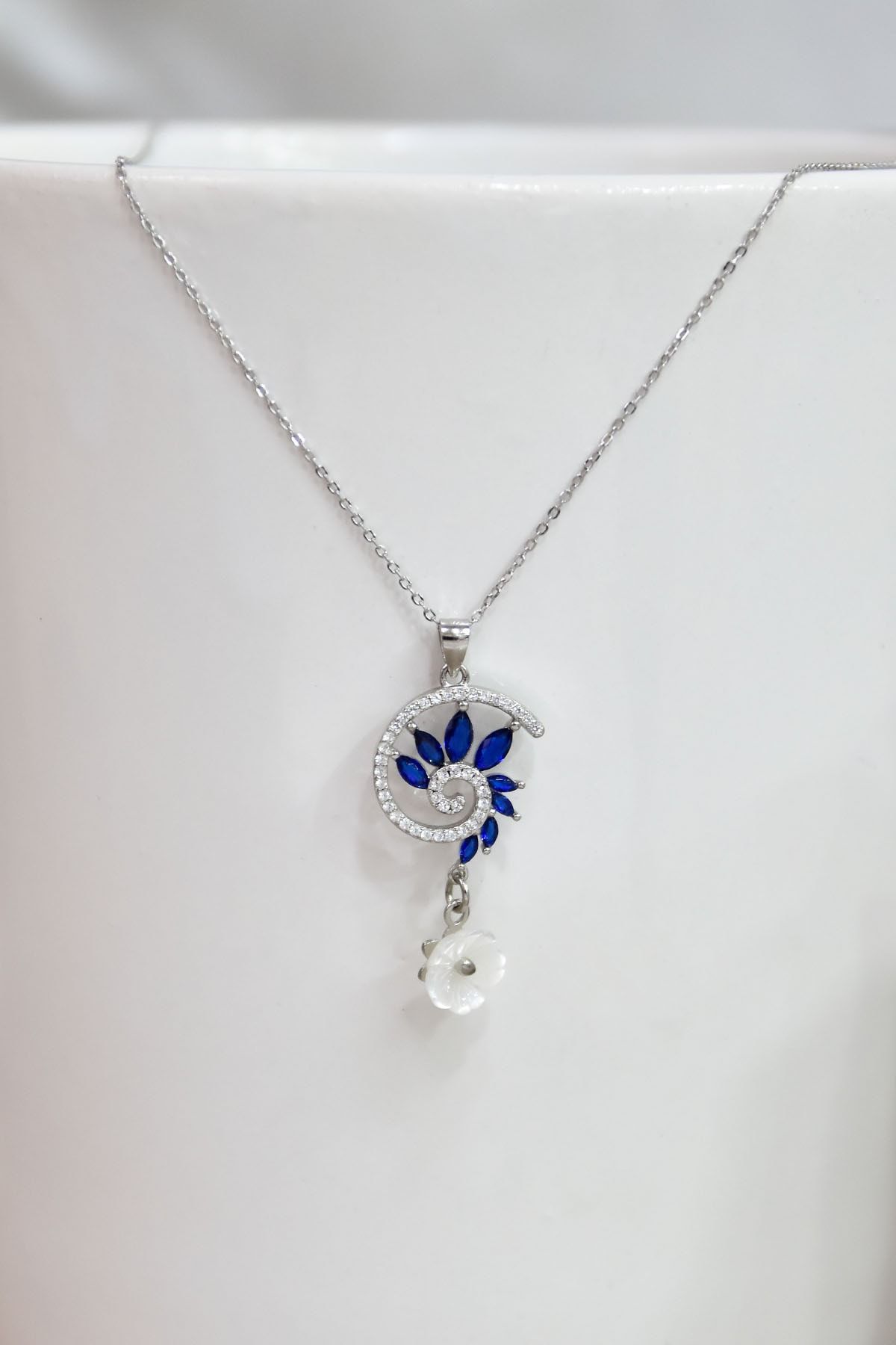 925 Ayar Gümüş Rodyum Kaplama Lacivert Taşlı Tasarım Sedef Manolya Çiçeği Kolye