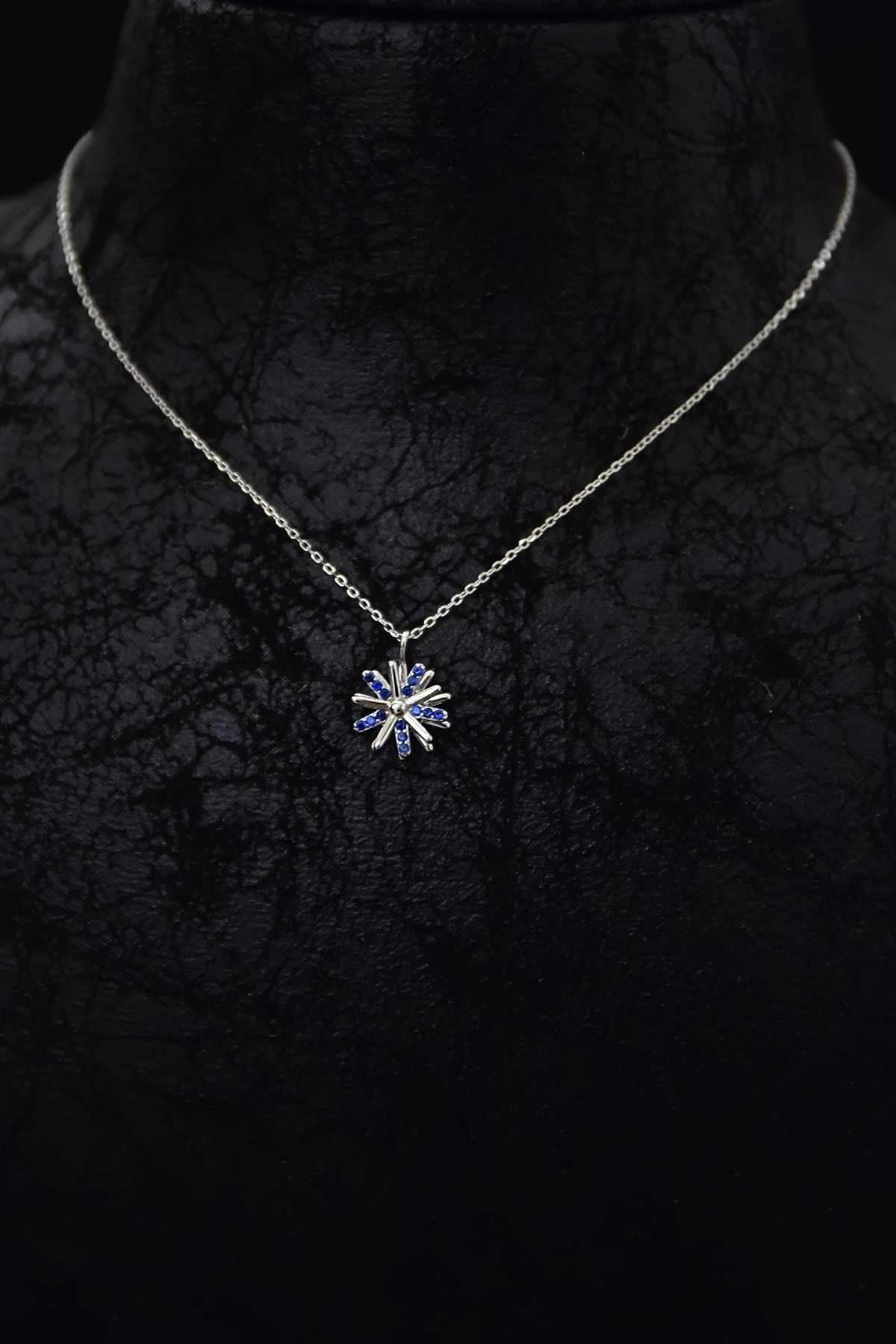 925 Ayar Gümüş Rodyum Kaplama Lacivert Zirkon Taşlı Dönen Güneş Kolye