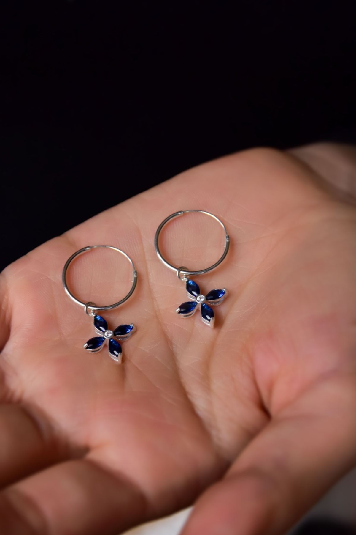 925 Ayar Gümüş Rodyum Kaplama Lacivert Zirkon Taşlı Plumeria Halka Küpe