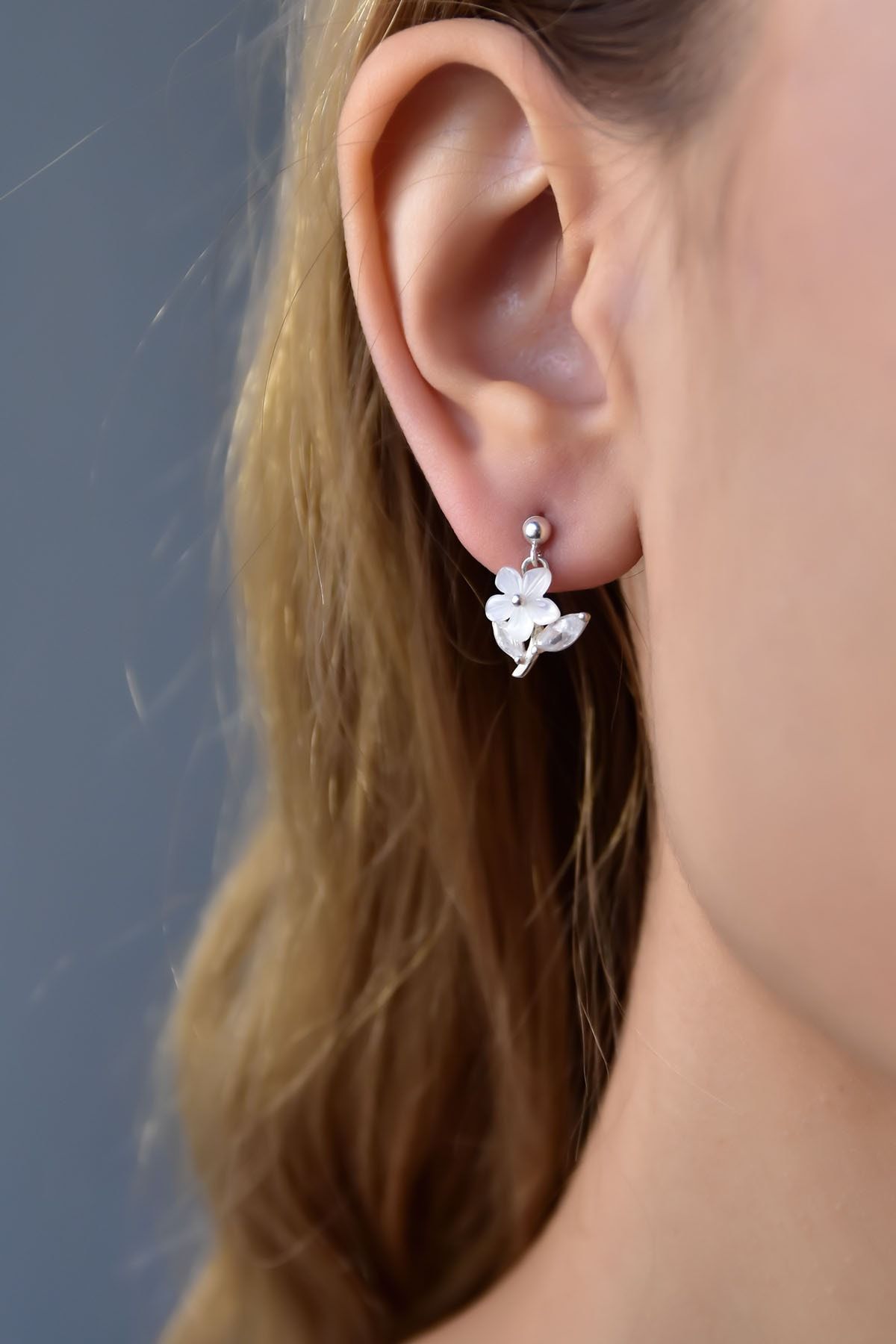 925 Ayar Gümüş Rodyum Kaplama Manolya Çiçeği Çivili Küpe