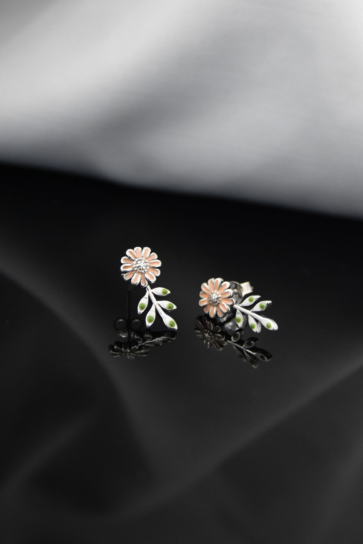 925 Ayar Gümüş Rodyum Kaplama Mineli Çiçek Tasarım Küpe