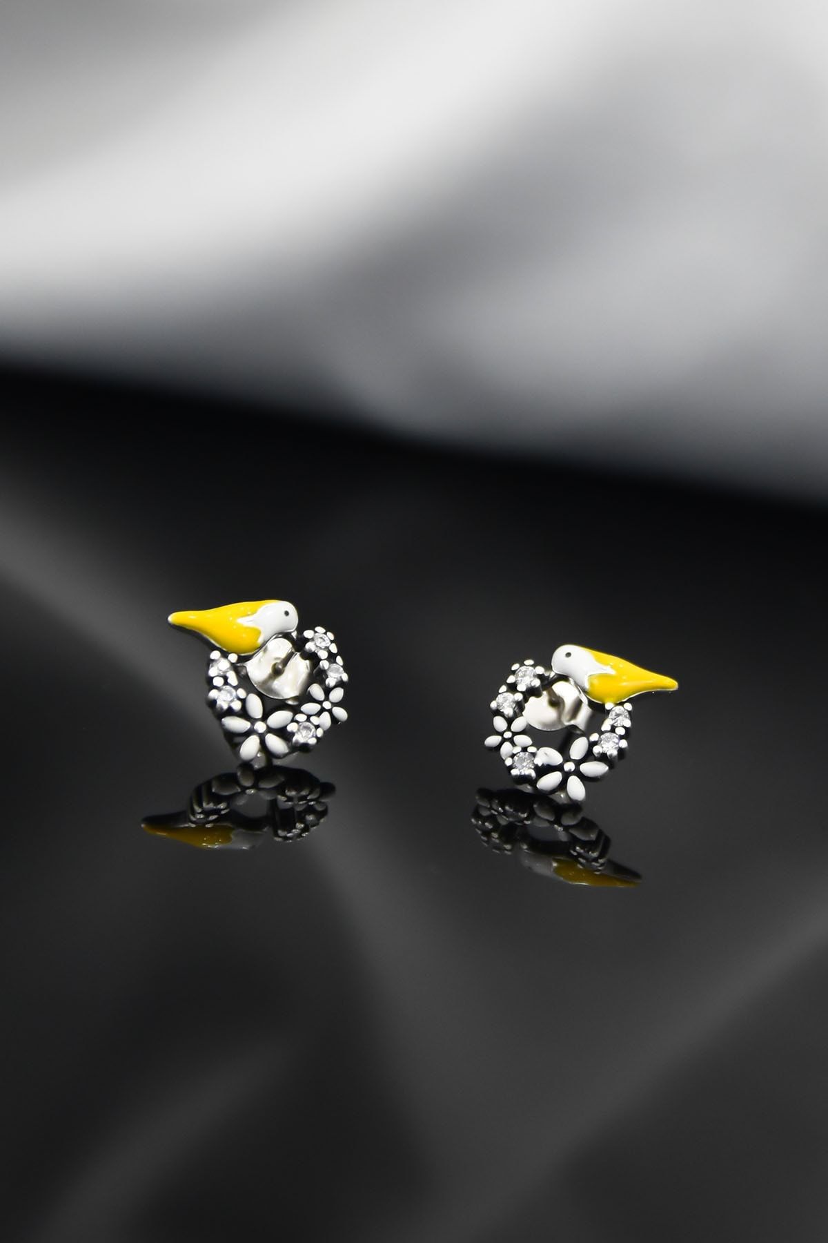 925 Ayar Gümüş Rodyum Kaplama Mineli Çiçekli Kuşlu Çivili Küpe