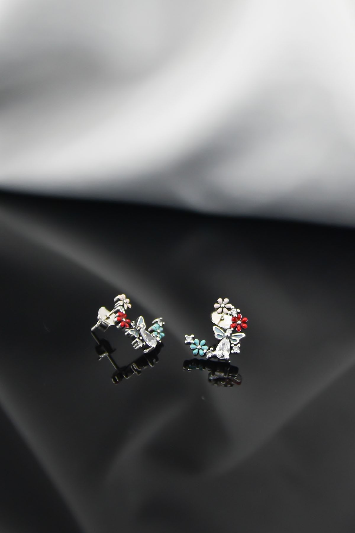 925 Ayar Gümüş Rodyum Kaplama Mineli Papatya Damla Taşlı Tasarım Küpe