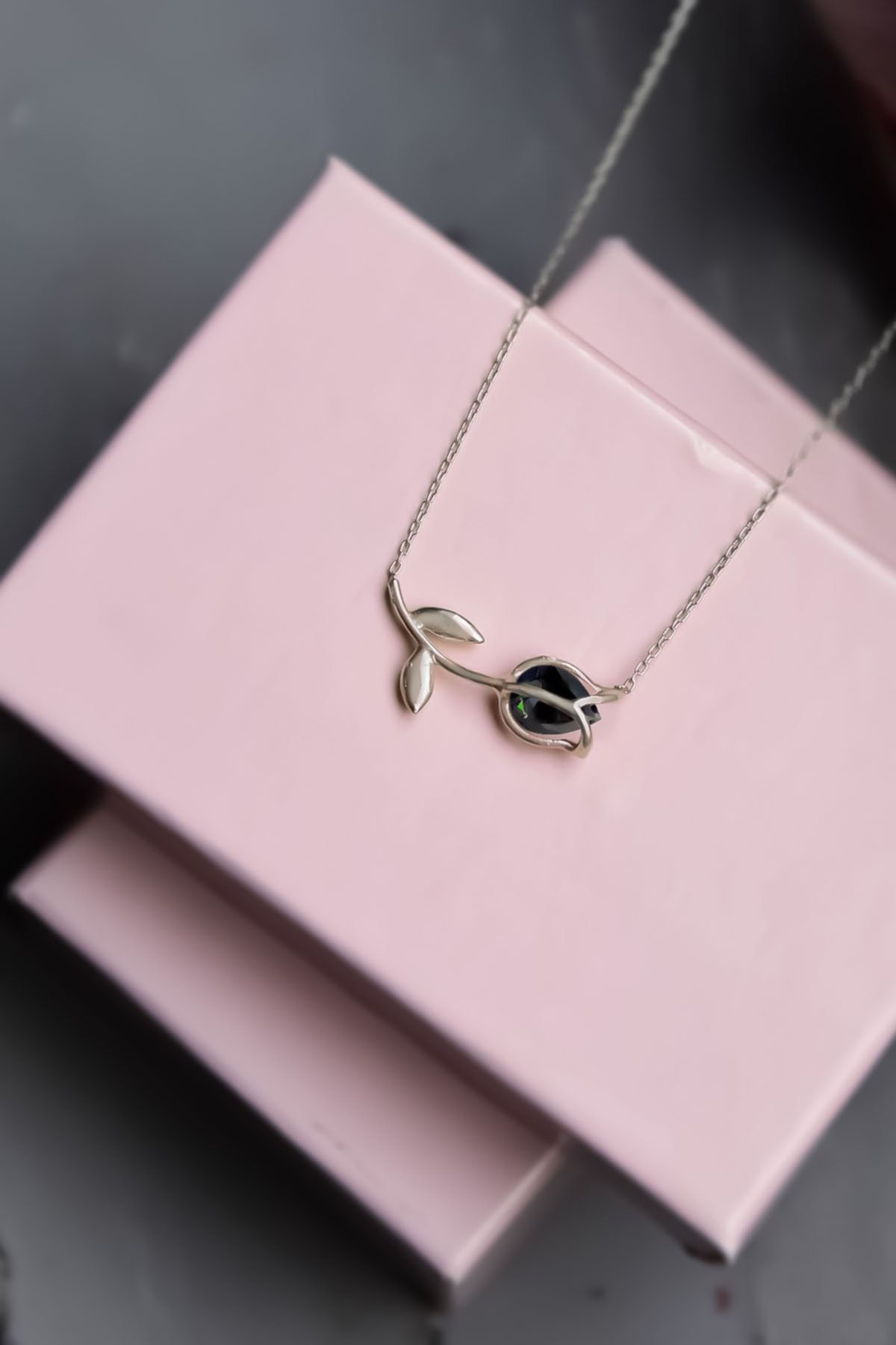 925 Ayar Gümüş Rodyum Kaplama Mistik Topaz Taşlı Lale Kolye