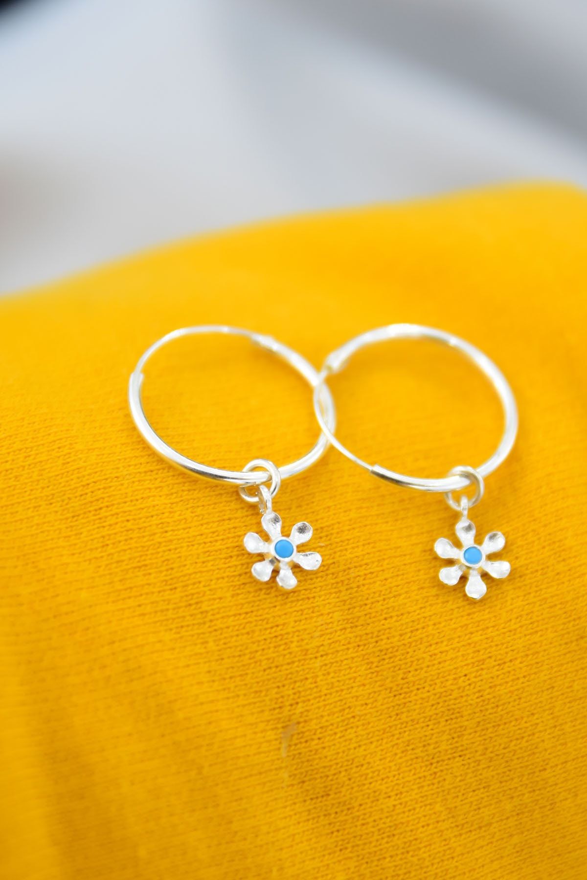 925 Ayar Gümüş Rodyum Kaplama Papatya Halka Küpe