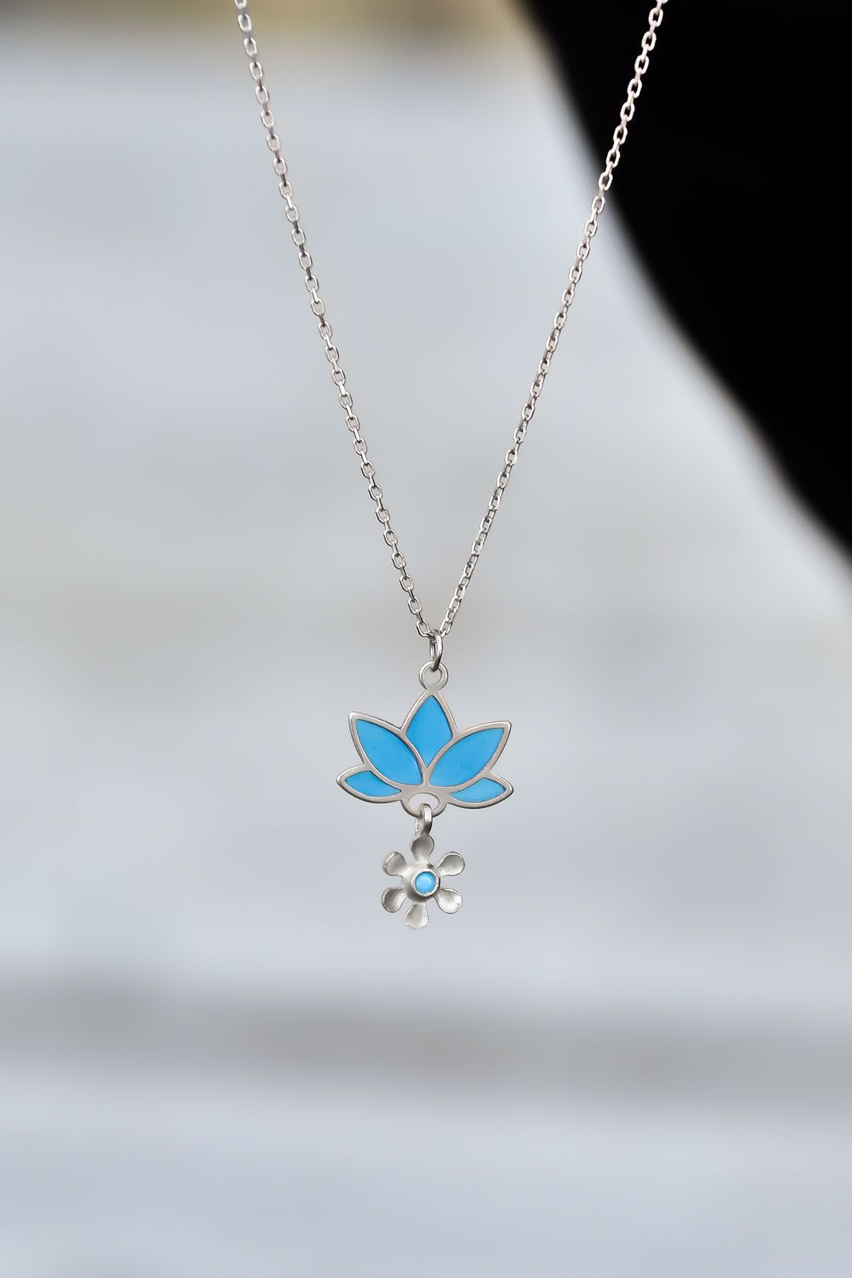 925 Ayar Gümüş Rodyum Kaplama Parlayan Rüya Serisi Tasarım Ebruli Cam Boyalı Lotus Kolye