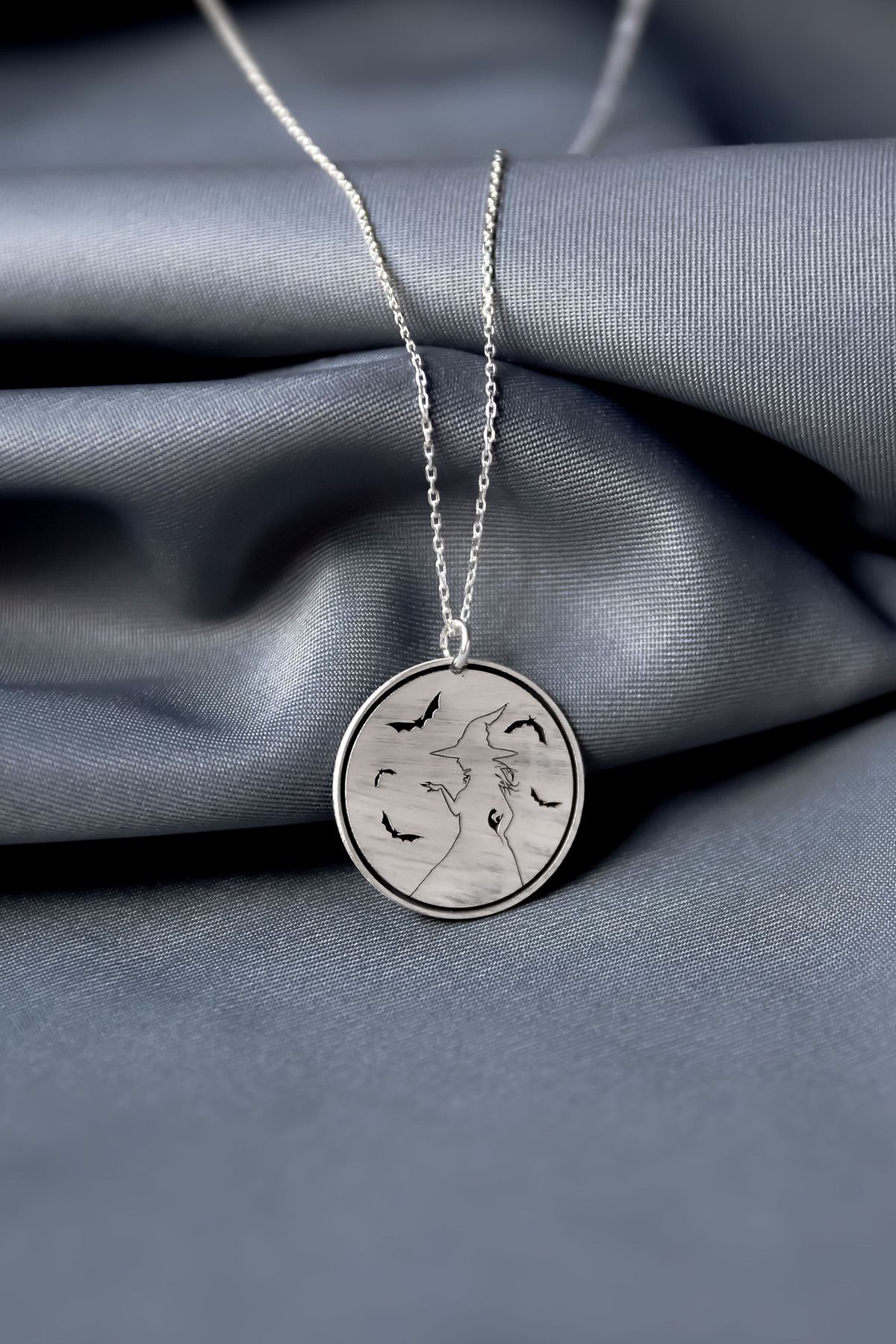 925 Ayar Gümüş Rodyum Kaplama Plaka Cadı Desenli Kolye