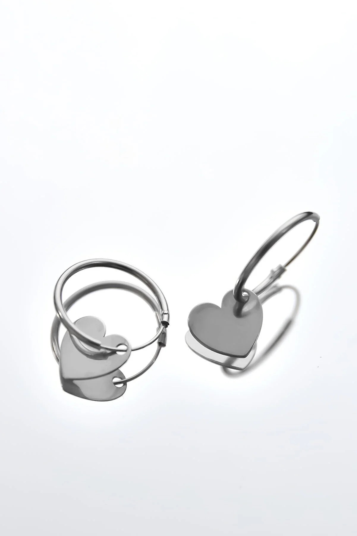 925 Ayar Gümüş Rodyum Kaplama Plaka Kalp Figürlü Halka Küpe