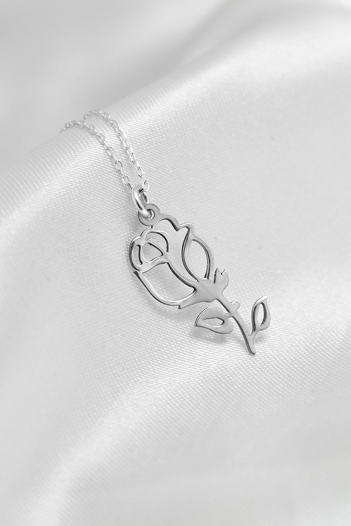 925 Ayar Gümüş Rodyum Kaplama Plaka Kesim Kadın Gül Kolye