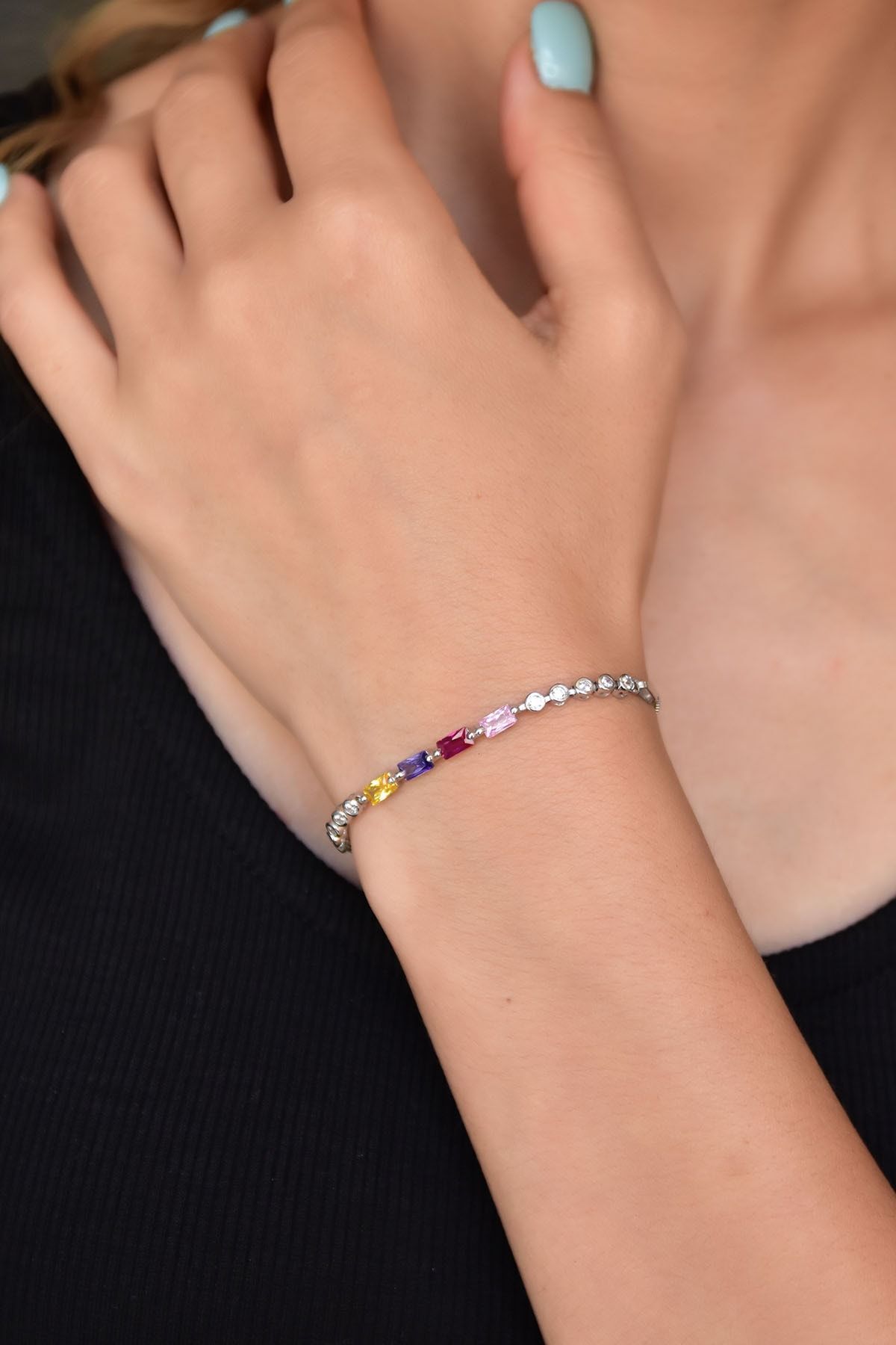 925 Ayar Gümüş Rodyum Kaplama Renkli Taşlı Baget Asansör Bileklik