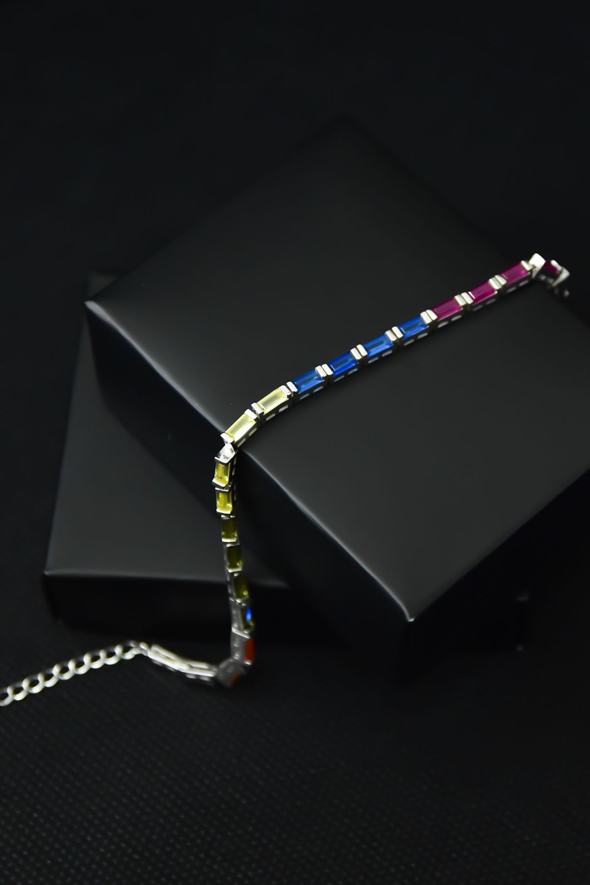 925 Ayar Gümüş Rodyum Kaplama Renkli Taşlı Baget Bileklik