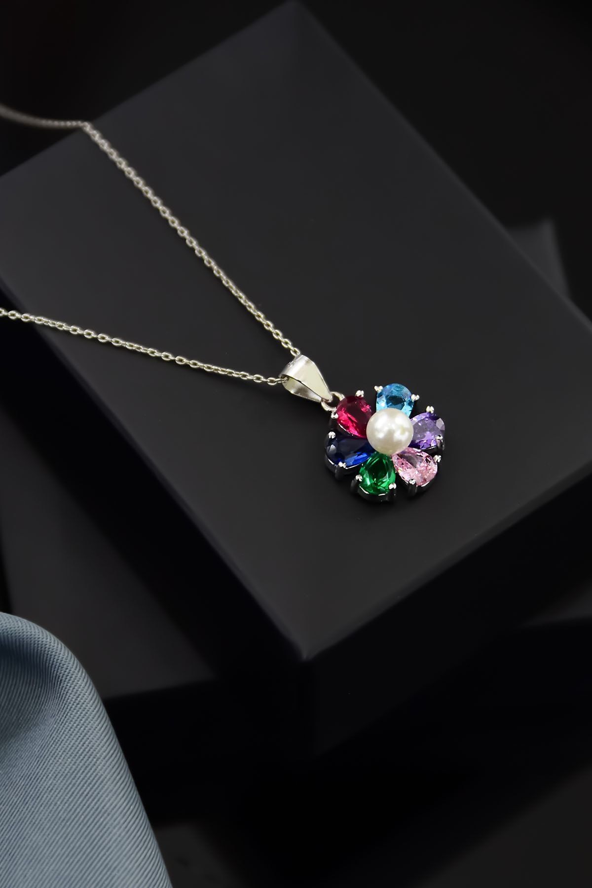 925 Ayar Gümüş Rodyum Kaplama Renkli Taşlı Incili Çiçek Kolye