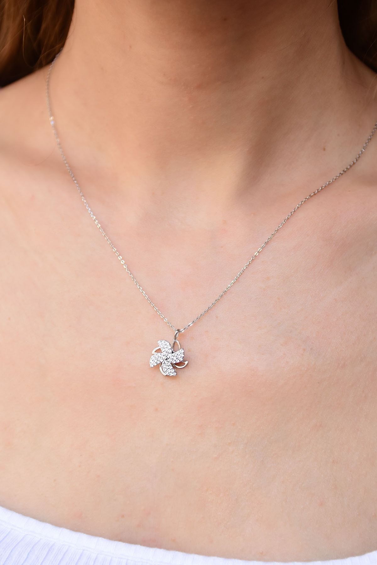 925 Ayar Gümüş Rodyum Kaplama Rüzgar Gülü Kolye