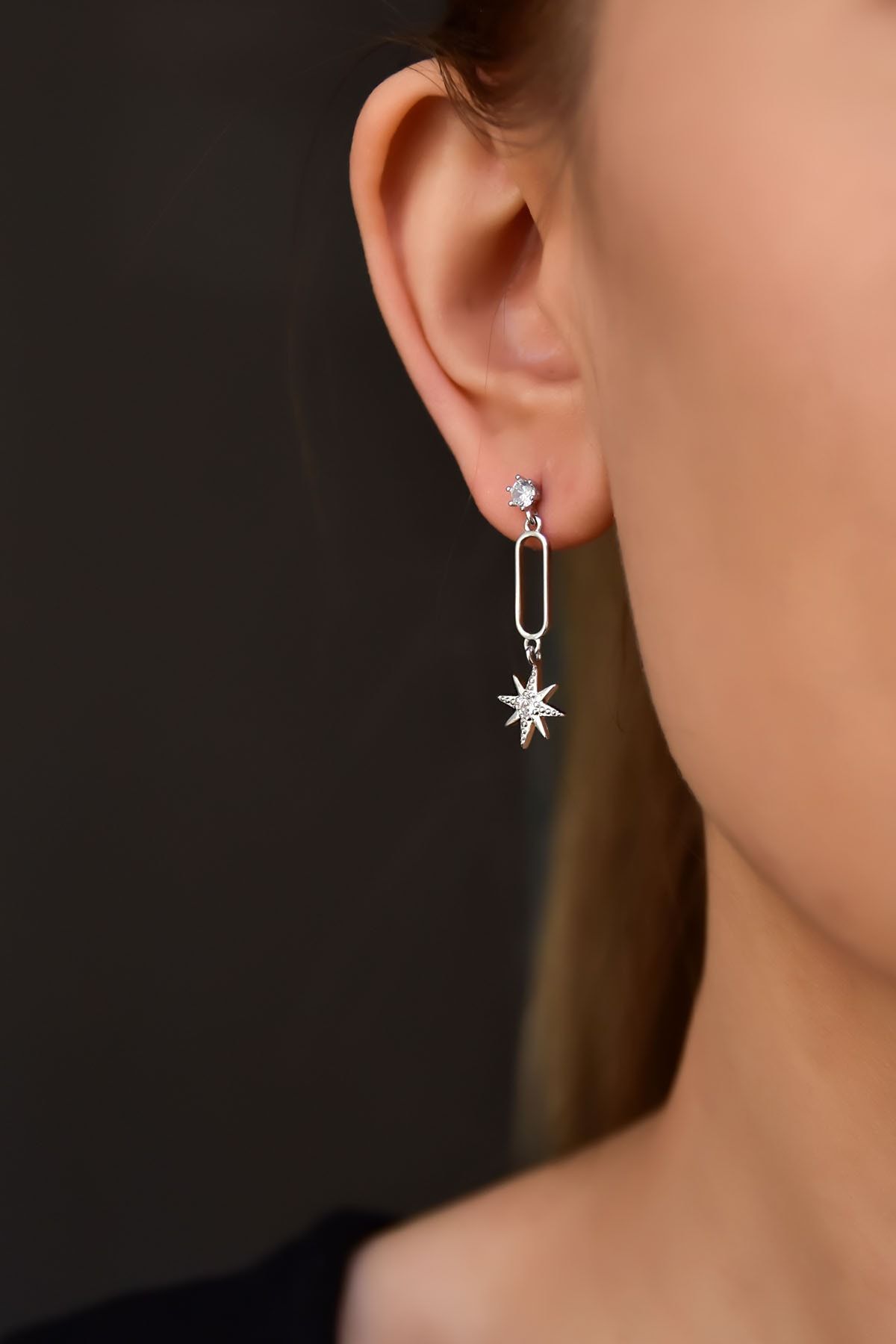 925 Ayar Gümüş Rodyum Kaplama Sallantılı Köşesiz Dikdörtgen Tektaş Yıldız Küpe