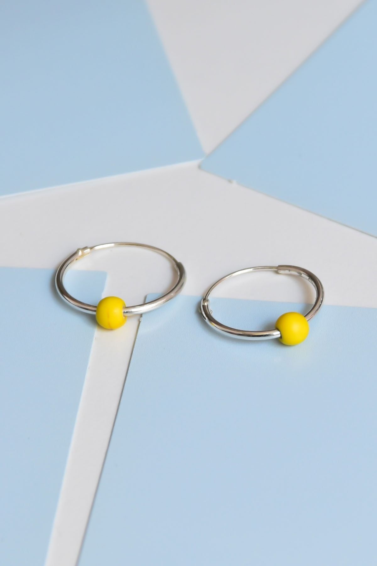 925 Ayar Gümüş Rodyum Kaplama Sarı Boncuklu Halka Küpe