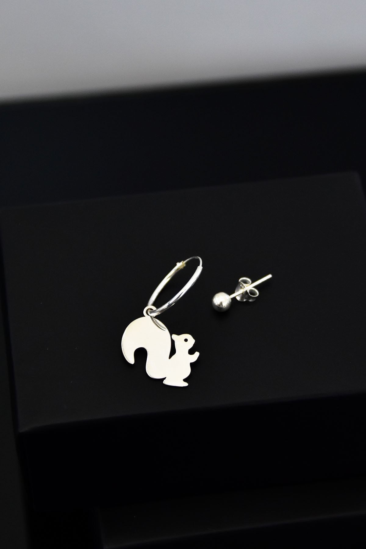 925 Ayar Gümüş Rodyum Kaplama Sincap Halka Ve Top Küpe