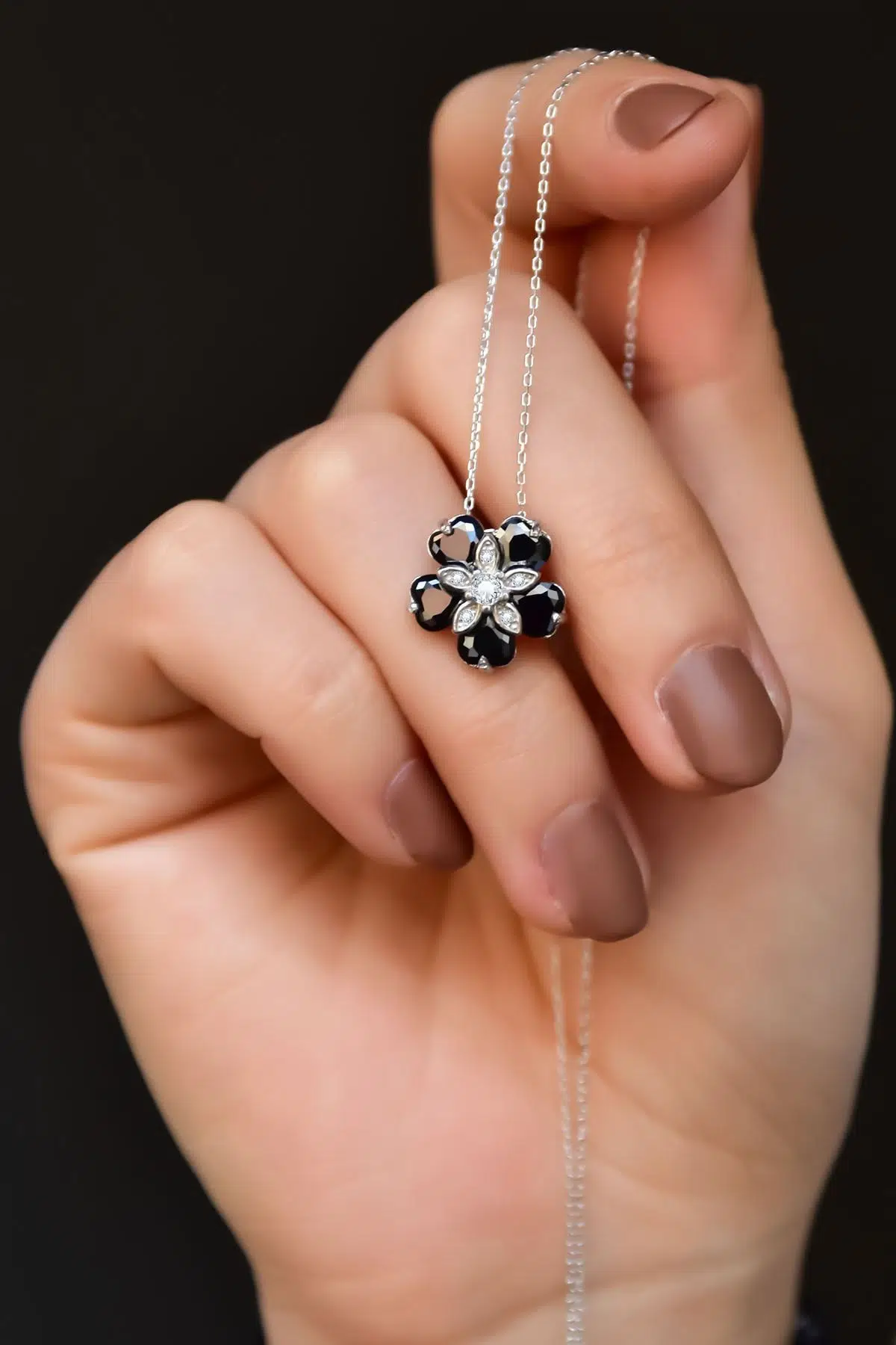 925 Ayar Gümüş Siyah Taşlı Mine Çiçeği Kadın Kolye.rose.gold.rodaj