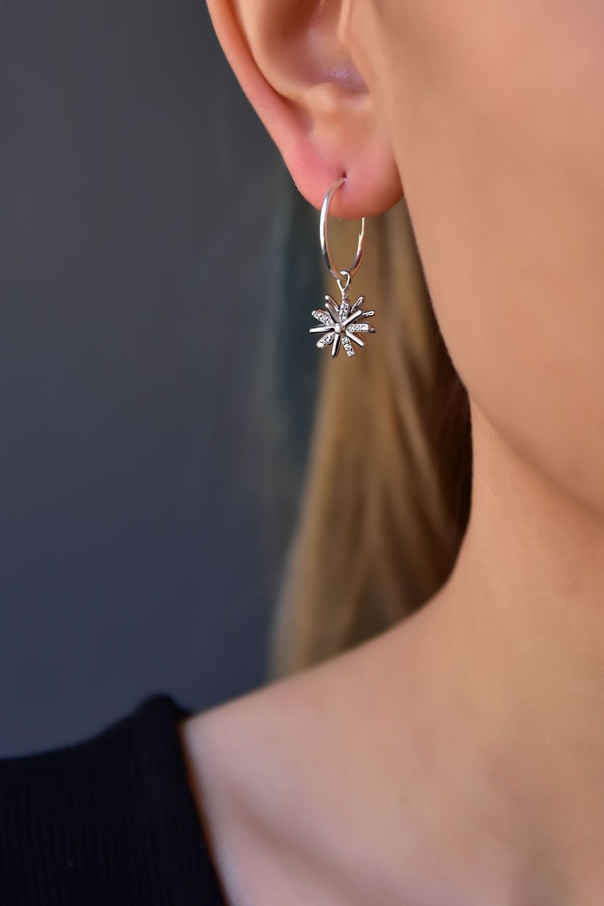 925 Ayar Gümüş Rodyum Kaplama Spinning Snowflake Halka Küpe