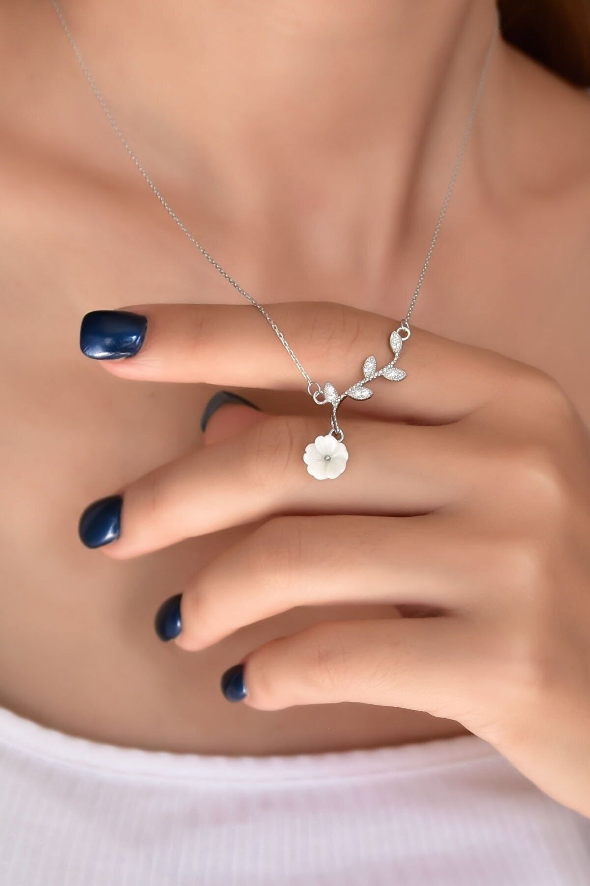 925 Ayar Gümüş Rodyum Kaplama Taşlı Manolya Çiçeği Kadın Kolye