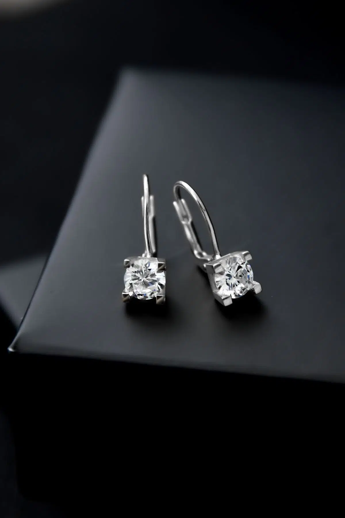 925 Ayar Gümüş Rodyum Kaplama Tek Taşlı Küpe