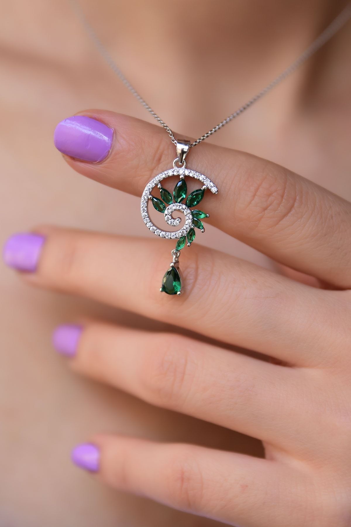 925 Ayar Gümüş Rodyum Kaplama Yeşil Taşlı Girdap Tasarım Kolye