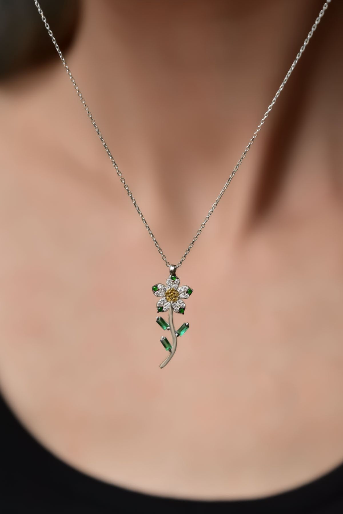 925 Ayar Gümüş Rodyum Kaplama Yeşil Taşlı Papatya Kolye