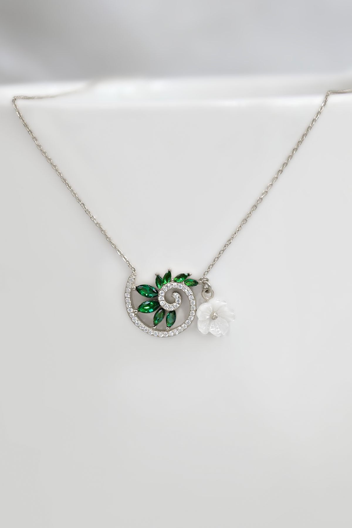925 Ayar Gümüş Rodyum Kaplama Yeşil Taşlı Tasarım Sedef Manolya Çiçeği Kolye