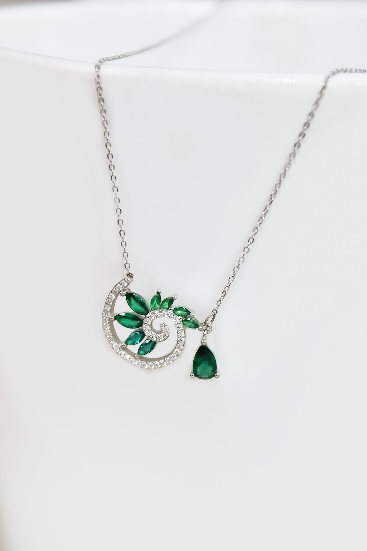 925 Ayar Gümüş Rodyum Kaplama Yeşim Taş Renkli Spiral Snail Tasarım Kolye