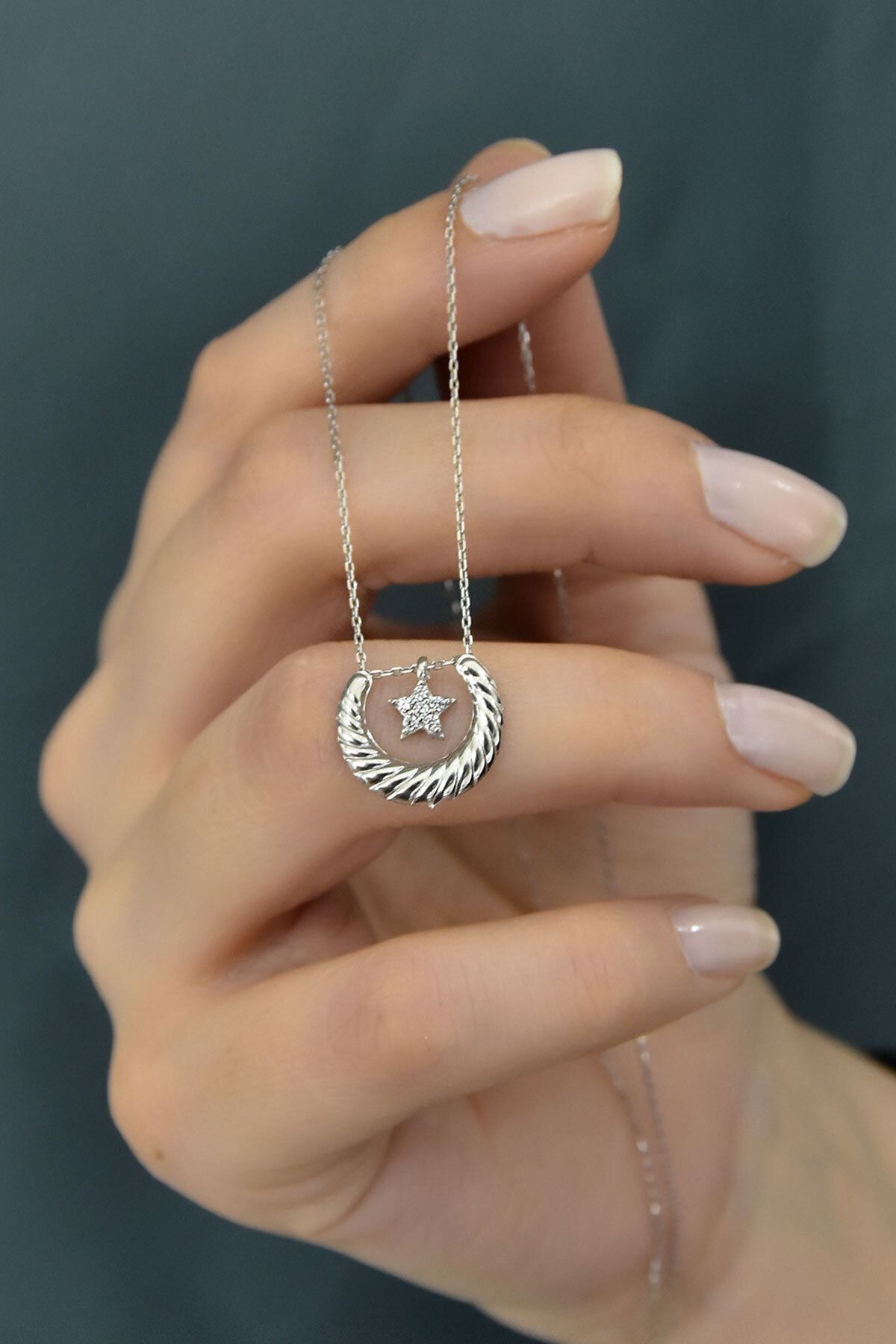 925 Ayar Gümüş Rodyum Kaplama Yıldız Detaylı Çizgili Hilal Kolye