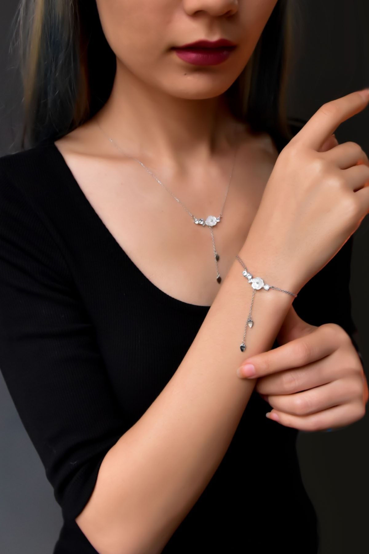 925 Ayar Gümüş Rodyum Kaplama Zincir Sallantılı Beyaz Taşlı Sedef Manolya Çiçeği Kolye-bileklik Set