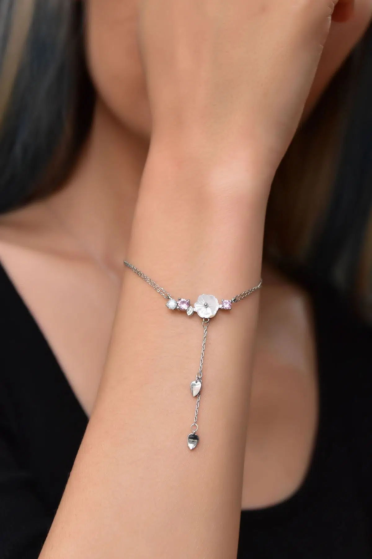 925 Ayar Gümüş Rodyum Kaplama Zincir Sallantılı Taşlı Sedef Manolya Çiçeği Bileklik