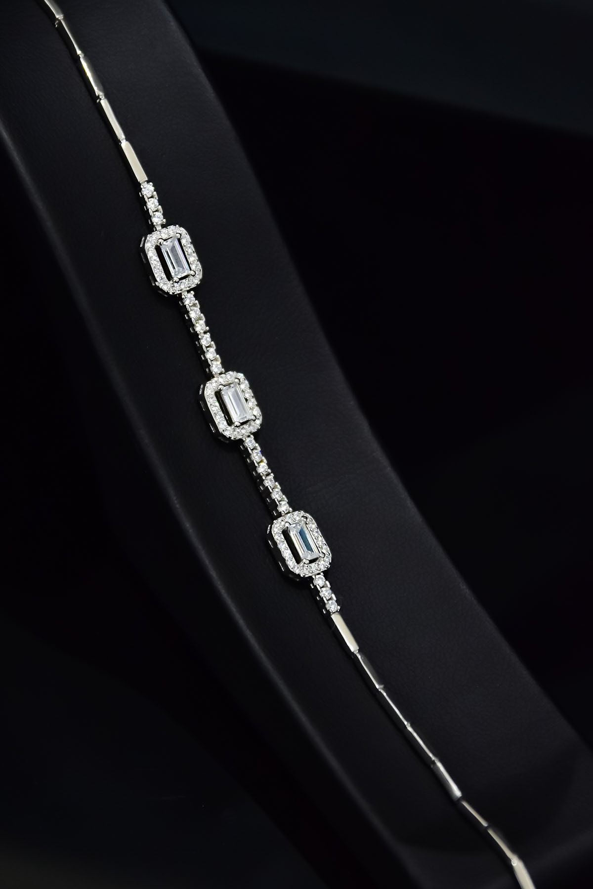 925 Ayar Gümüş Rodyum Kaplama Zirkon Baget Taşlı Bileklik