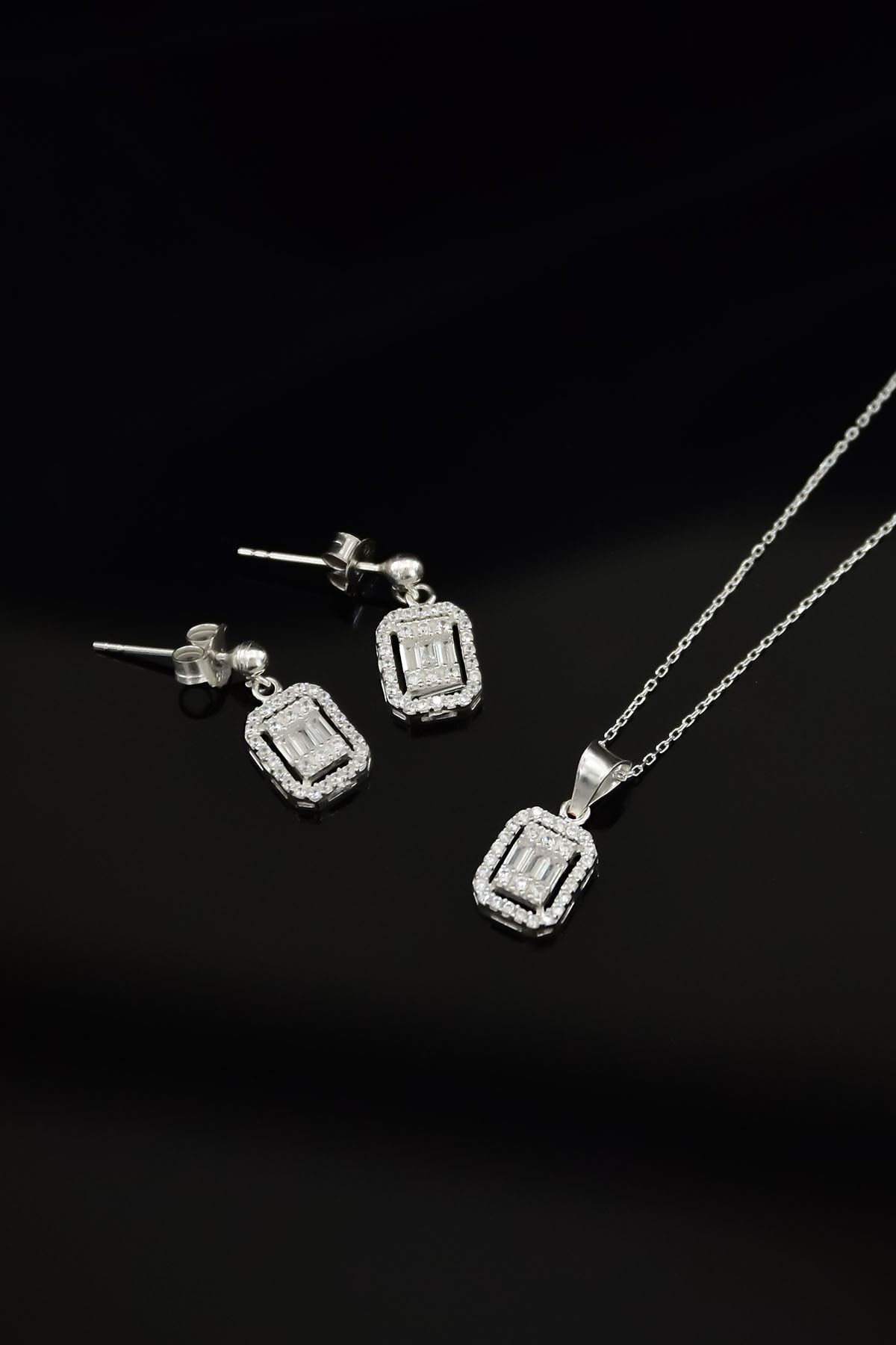 925 Ayar Gümüş Rodyum Kaplama Zirkon Baget Taşlı Çivili Küpe Ve Tepelikli Baget Kare Taş Kolye Set