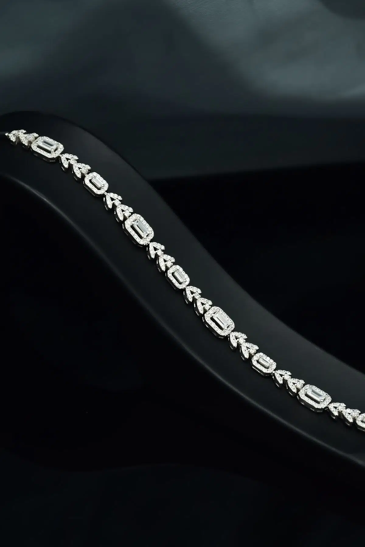 925 Ayar Gümüş Zirkon Baget Taşlı Ok Figürlü Bileklik.rose.gold.rodaj