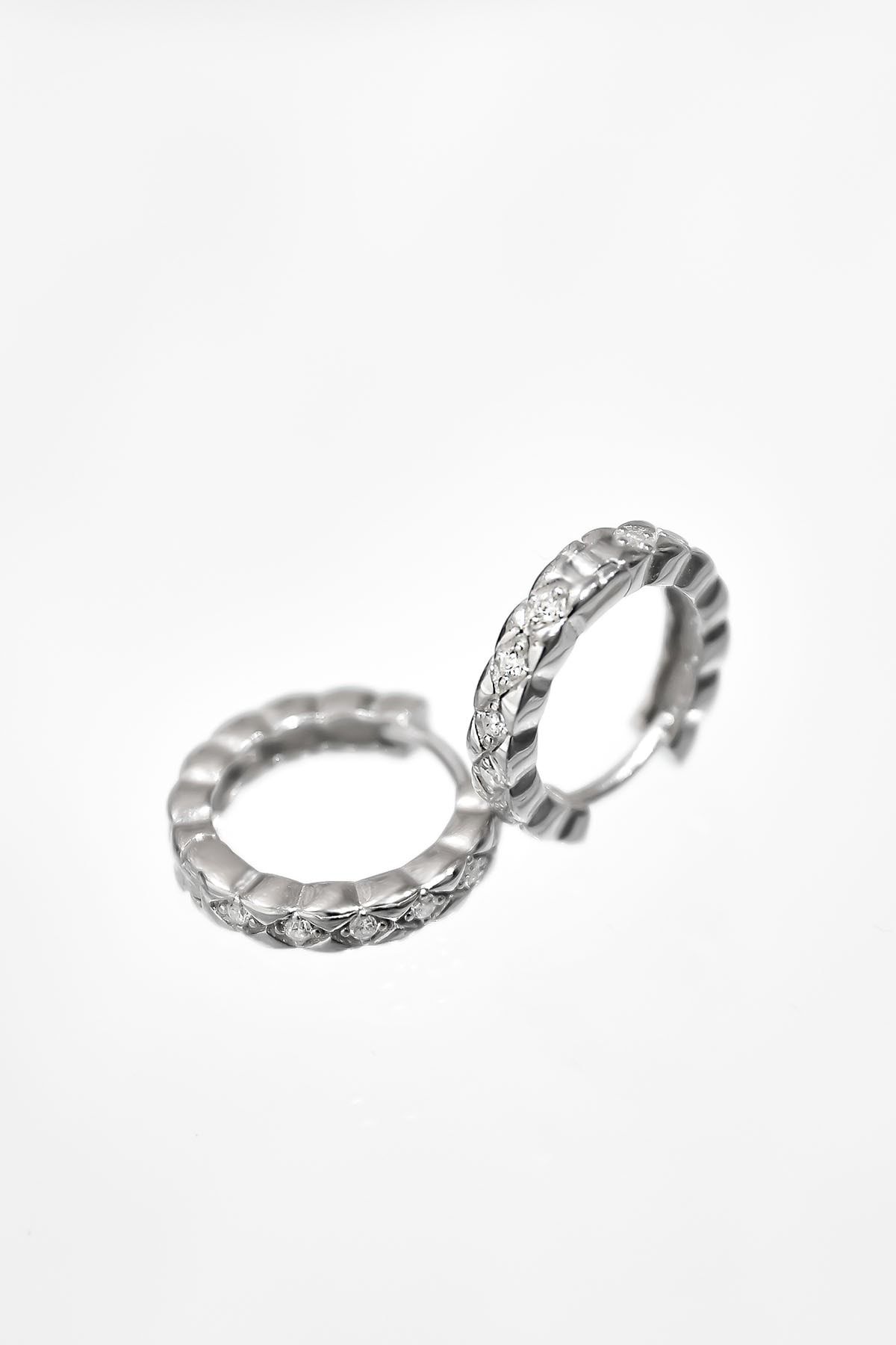 925 Ayar Gümüş Rodyum Kaplama Zirkon Taşlı Baklava Desenli Halka Küpe