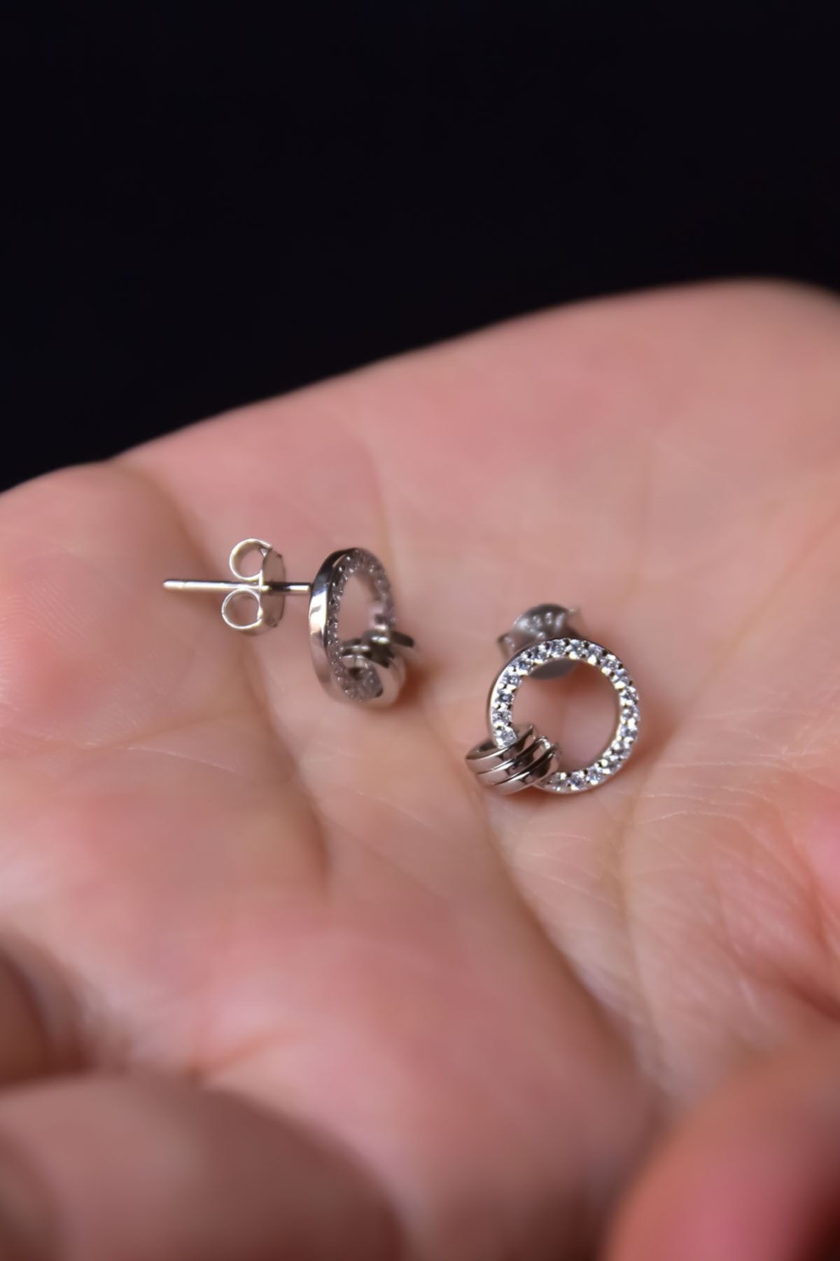 925 Ayar Gümüş Rodyum Kaplama Zirkon Taşlı Çemberde Üçlü Halka Çivili Küpe