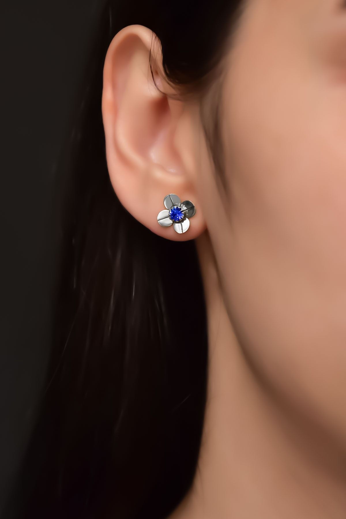 925 Ayar Gümüş Rodyum Kaplama Zirkon Taşlı Eylül Ayı Doğum Taşlı Frezya Çiçeği Küpe